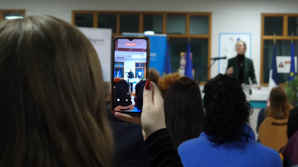 camarade qui filme amandine Favre éloquence