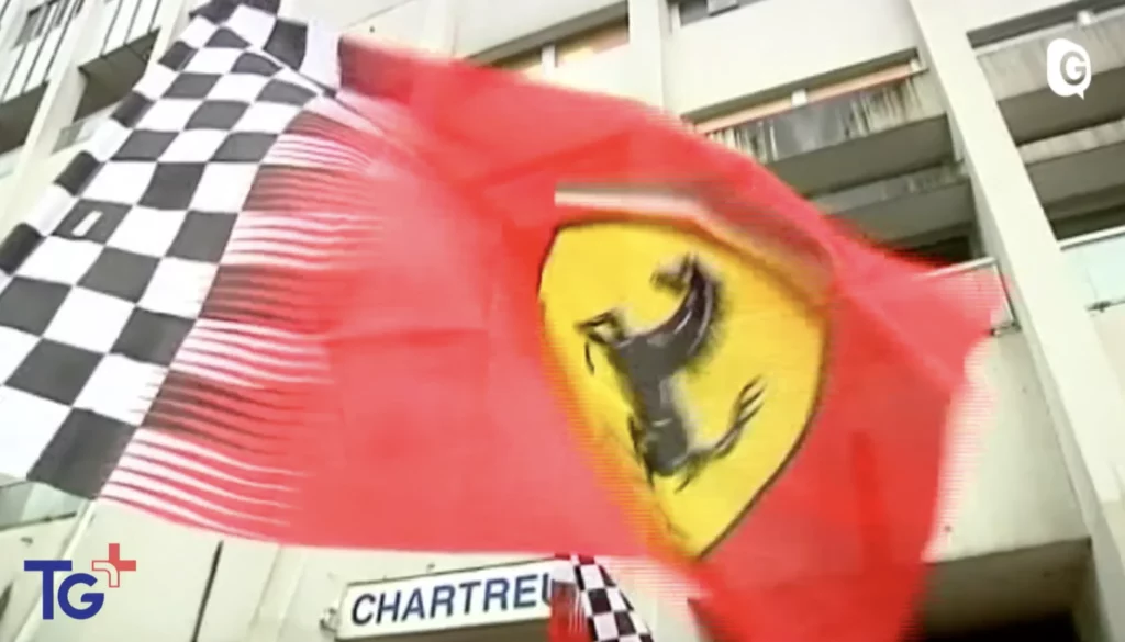 le drapeau de l'écurie de Ferrari s'agite devant l'hôtel de Grenoble en 2014 pendant l'hospitalisation de Michael Schumacher