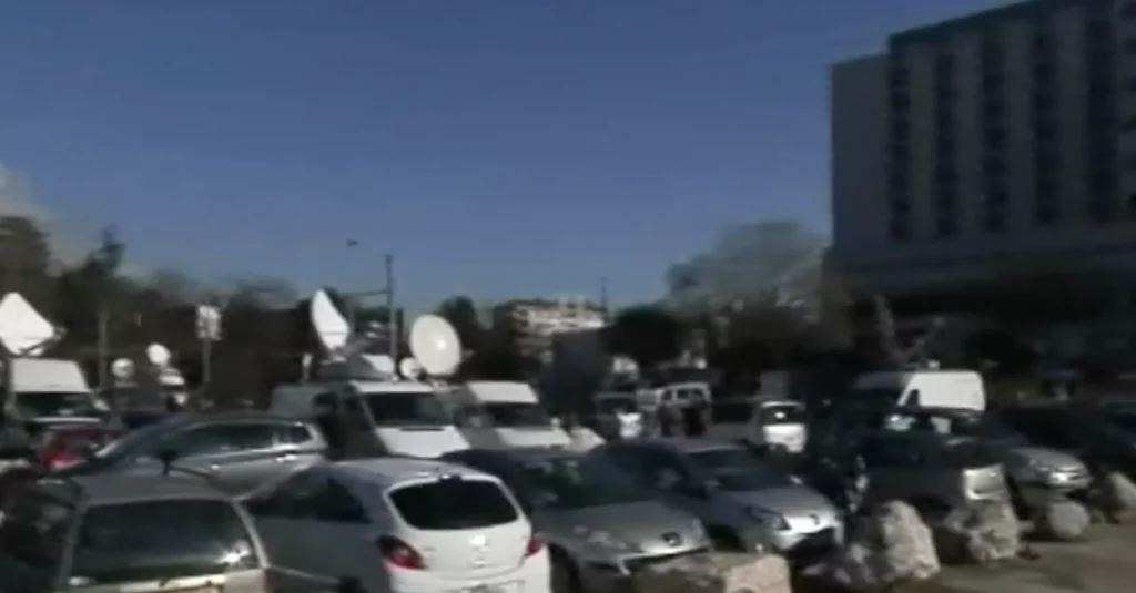 Des cars régie, voitures de médias dans le parking du CHU de Grenoble en décembre 2023 pendant l'hospitalisation de Michael Schumacher