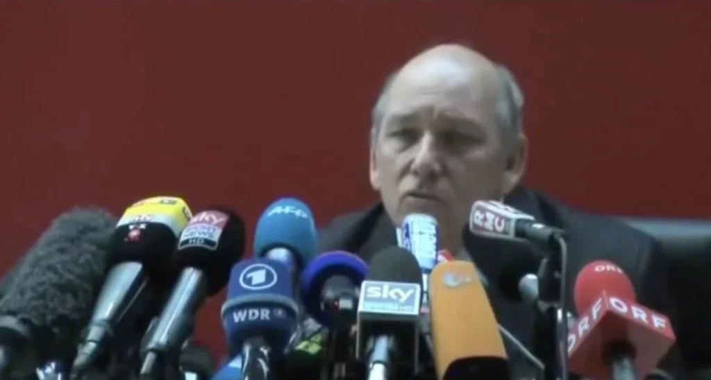 le procureur d'Alvertville en janvier 2014 devant de nombreux micros en conférence de presse