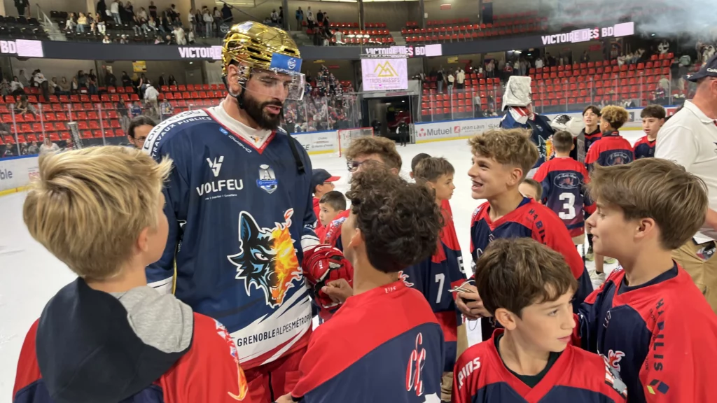 le capitaine des bruleurs de loups Sacha Treille sur la glace avec les jeunes du club