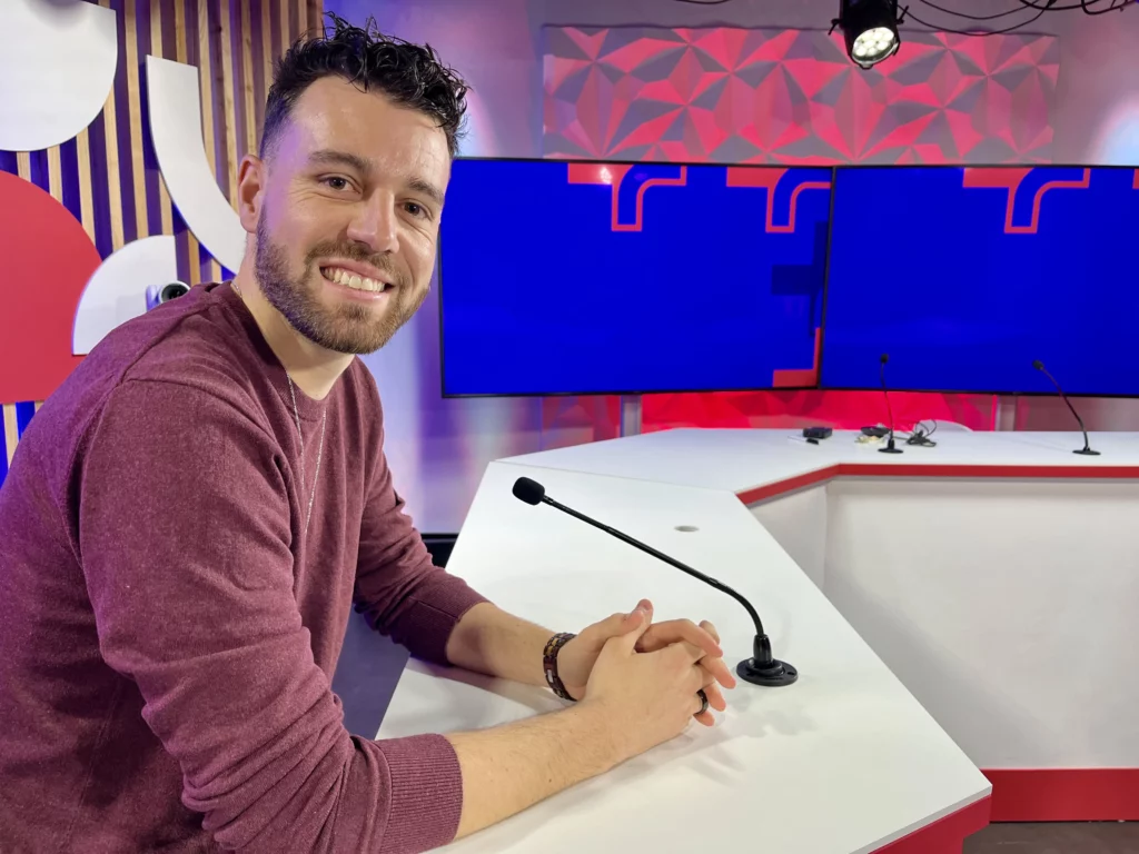 Le créateur du jeu L'Or de Chartreuse, Baptiste Bilon-Grand, sur le plateau du + de TG+