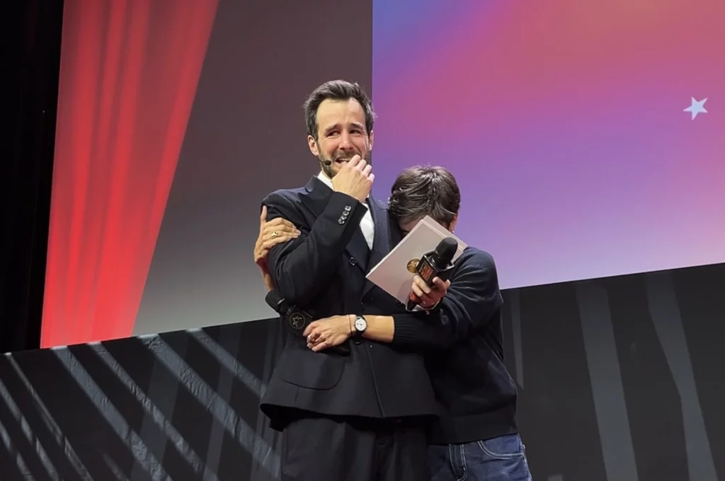 bertrand usclat, comédien et réalisateur, fond en larmes pendant la cérémonie du palmarès du festival du film de comédie de l'alpe d'huez