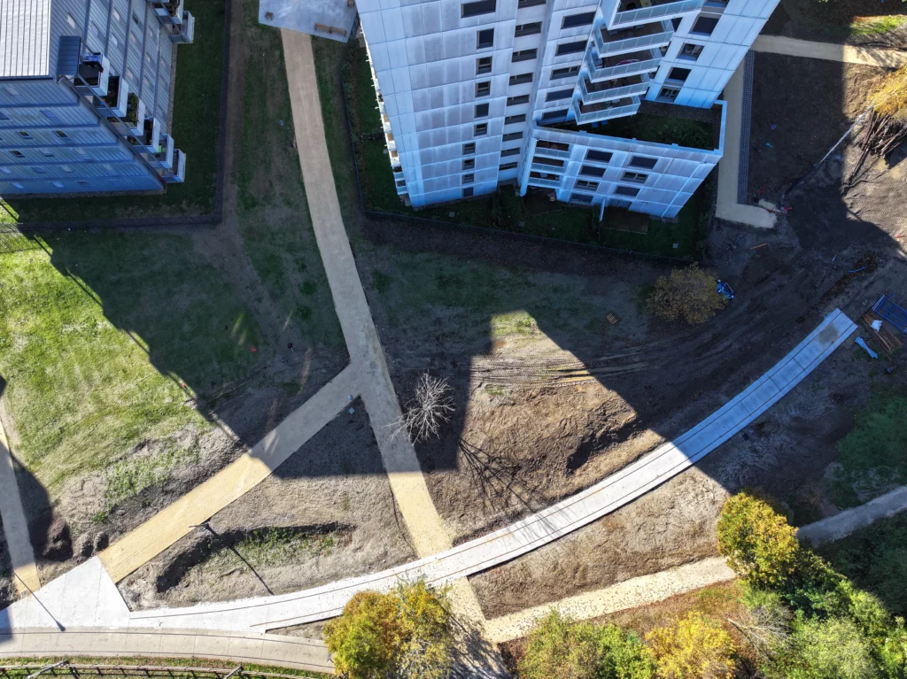 Vues drone de la transformation de la rue Gustave Flaubert en parc Simone Weil