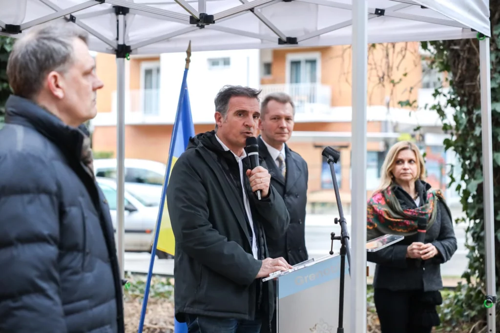 Le maire de Grenoble Eric Piolle parle au pupitre avec une délégation ukrainienne