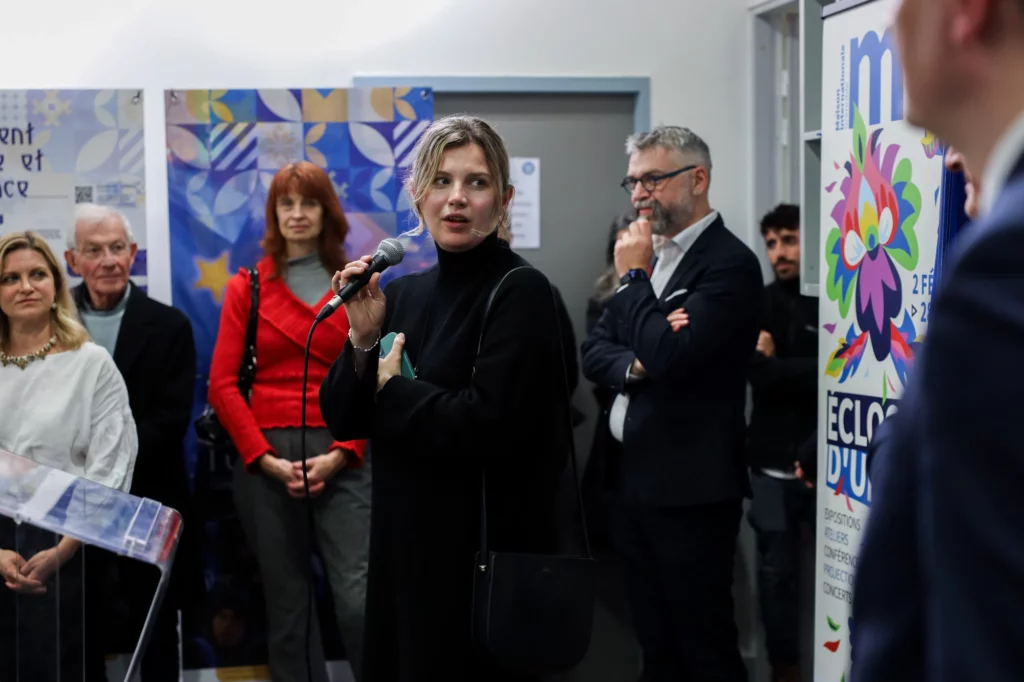 Un femme parle au micro pendant l'inauguration du cycle d'expositions Eclosions d'Ukraine