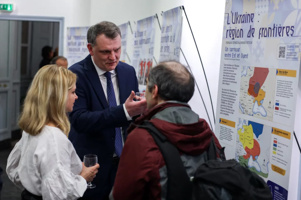 Yevheniy Makhovikov, Premier Adjoint au Maire de Tchernivtsi, parle avec des visiteurs lors de l'inauguration du clyc d'expositions Eclosions d'Ulraine de la Ville de Grenoble