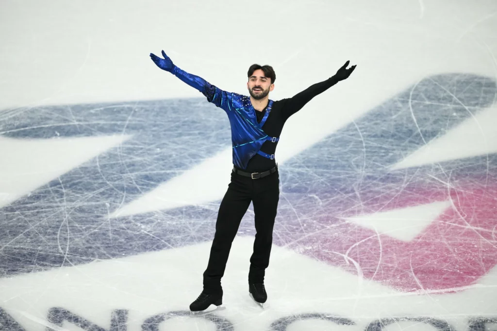 Le patineur grenoblois Kevin Aymoz saluant le public à la fin de son programme court aux JO de Milano-Cortina