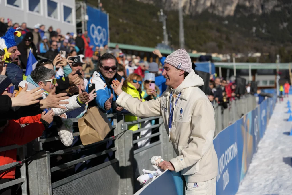 Le fondeur isérois Mathis Desloges saluant son public avec sa médaille d'argent autour du cou