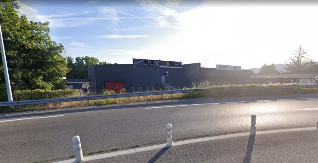 Le restaurant Chez Gilou' vue de la route 