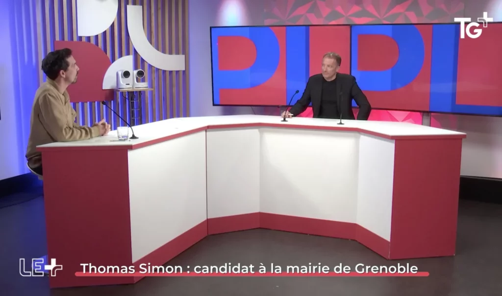 Thomas Simon, candidat Grenoble Alpes Collectif à la mairie de Grenoble 2026, sur le plateau de TG+ avec le journaliste Thibault Leduc