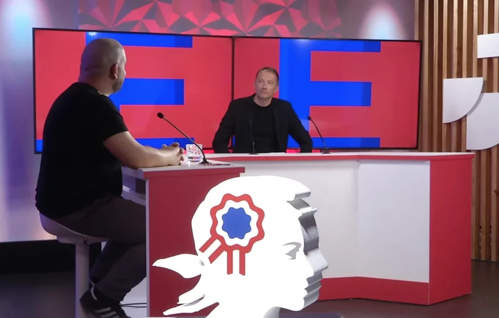 Baptiste Anglade, candidat du NPA-R à la mairie de Grenoble 2026, sur le plateau de TG+ avec le journaliste Thibault Leduc