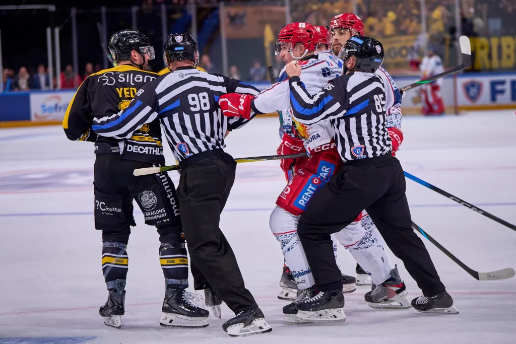 Le joueur de hockey Pierre Crinon durant le match de Coupe de FRance contre Rouen