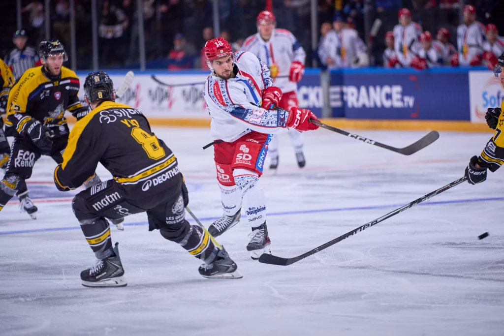 le hockeyeur grenoblois adel koudri en difficulté pendant la finale de coupe de france à bercy face à Rouen