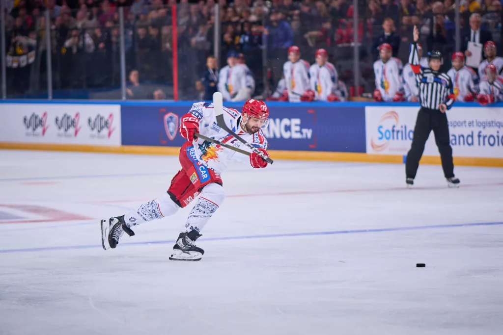 le capitaine des brûleurs de loups de grenoble Sacha Treille casse sa crosse en pleine finale de coupe de france à paris bercy