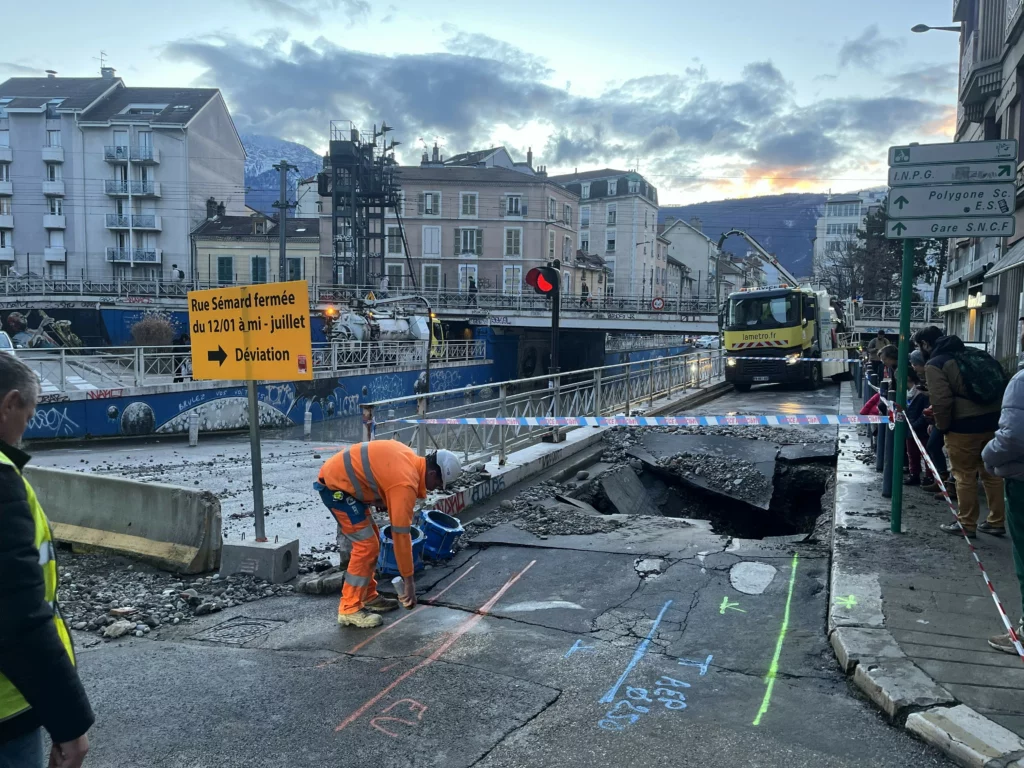 Explosion d'une canalisation d'eau cours Cours Berriat
