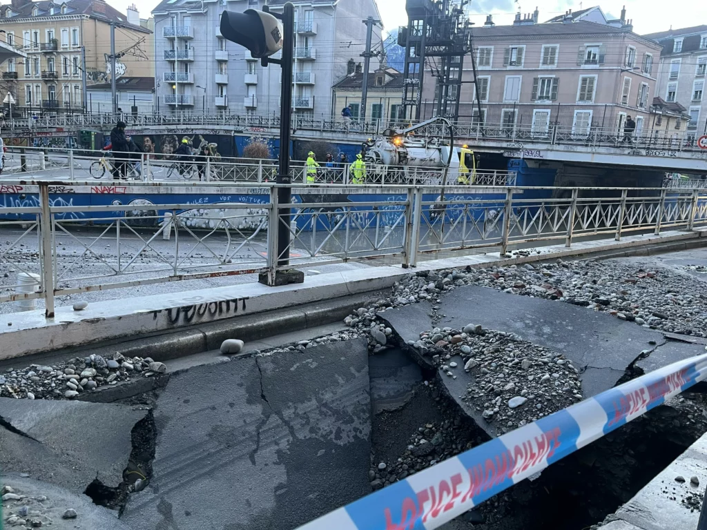 Chaussée explosée par la rupture d'une canalisation d'eau souterraine cours Berriat à Grenoble 