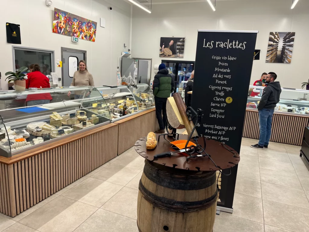 La fromagerie Beaudé à Montferrat, la raclette sous le gril au centre et la vitrine tout autour