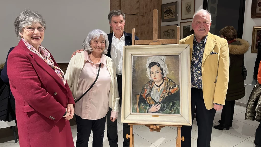 le maire Henri Baile, Danielle Dailly, François Charlon, posent autour du tableau peint par Louise Morel, offert à la mairie de Saint-Ismier