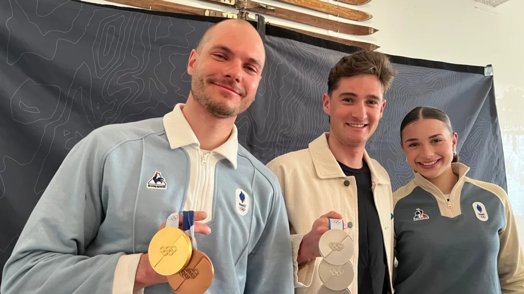 Emilien Jacquelin, Mathis Desloges et Violette Pianel-Couriaut montrent leurs médailles olympiques