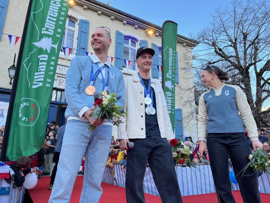 Emilien Jacquelin, Mathis Desloges et Violette Pianel-Couriaut sur la place du village de Villard-de-Lans