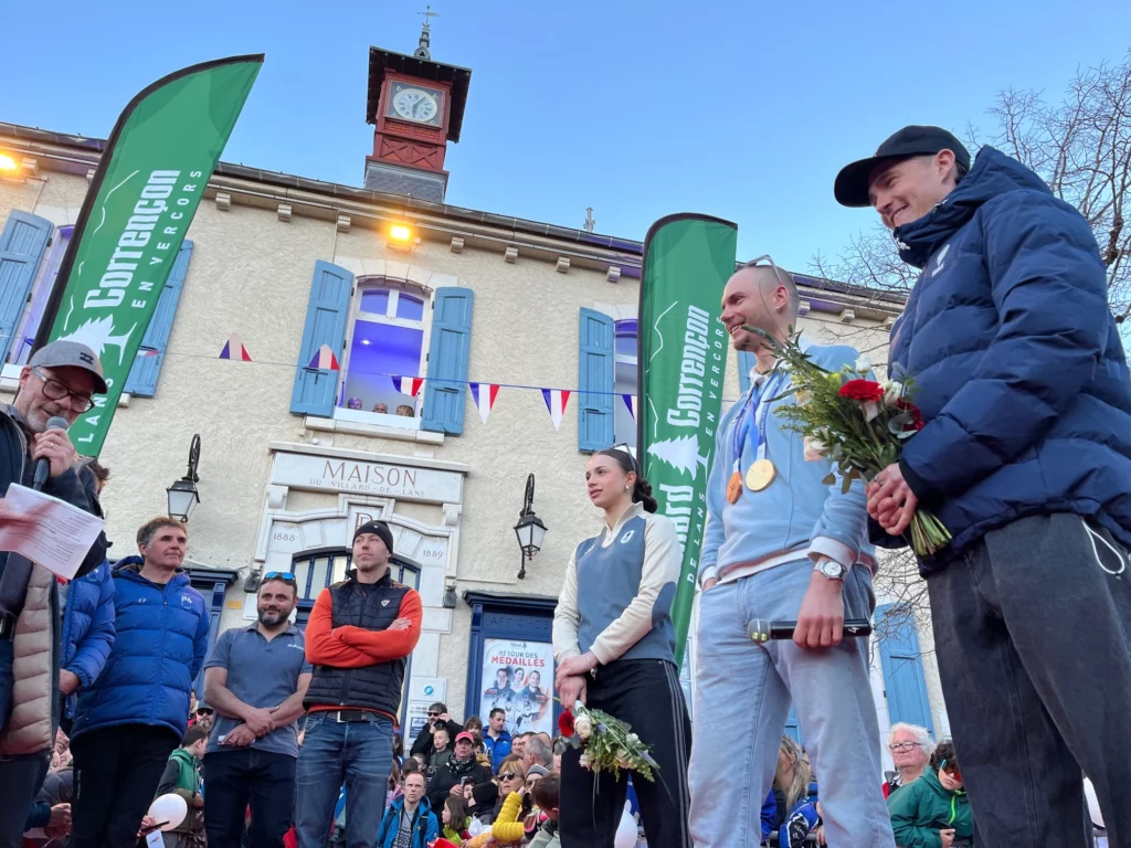 Emilien Jacquelin, Mathis Desloges et Violette Pianel-Couriaut sur la place du village de Villard-de-Lans