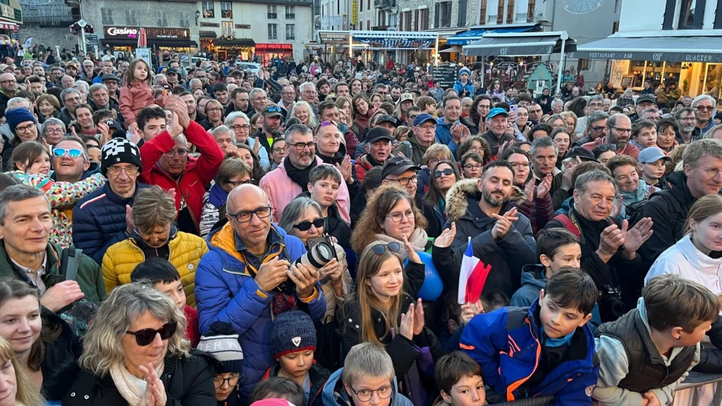 la foule réunie sur la place du village de Villard-de-Lans