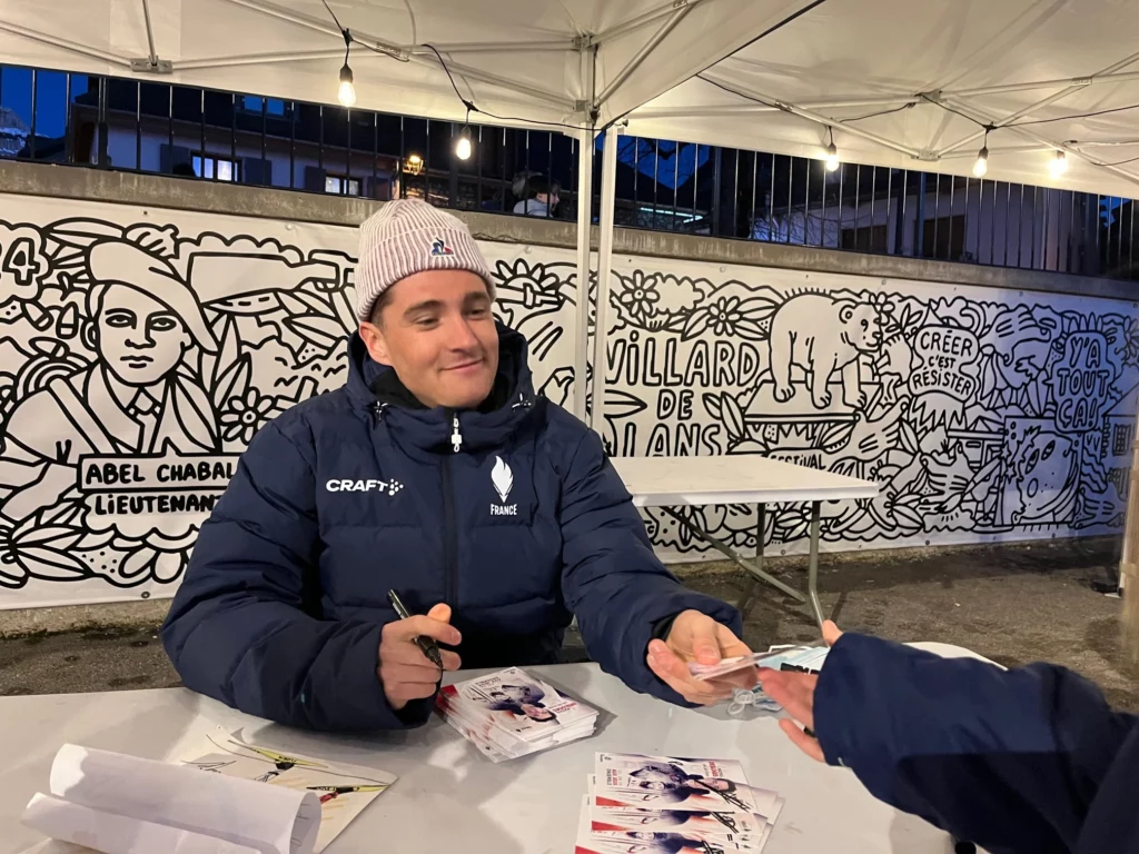 Mathis Desloges signe un autographe