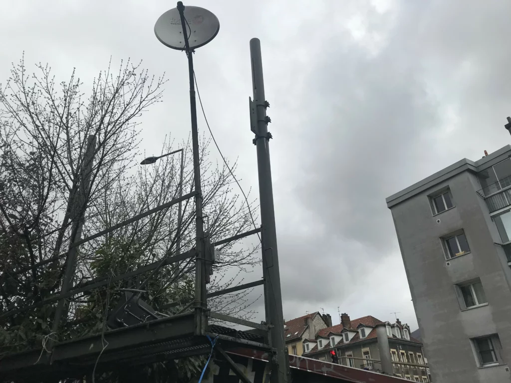 installation électrique et antenne pour le câble sur le bidonville Polotti