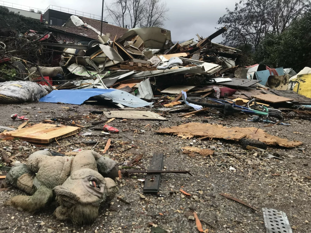 les habitants du bidonville Polotti ont laissé sur place, peluches et vélos