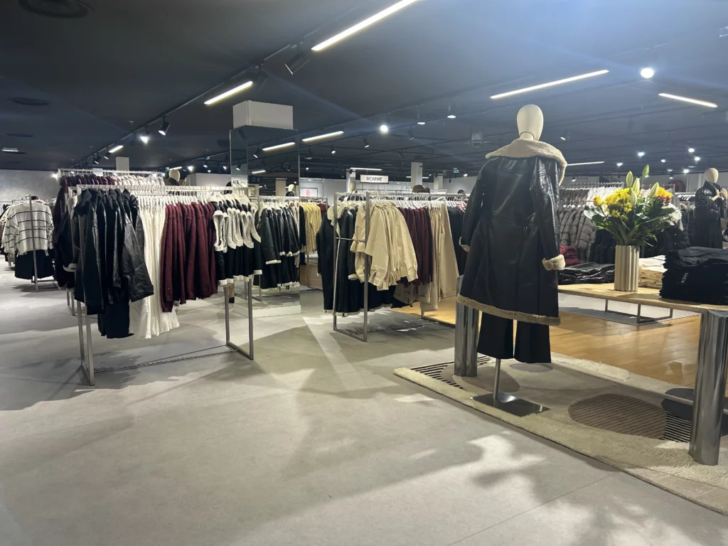 Un rayon du corner Shein de grenoble, présentant des vêtements pour femmes sans clients