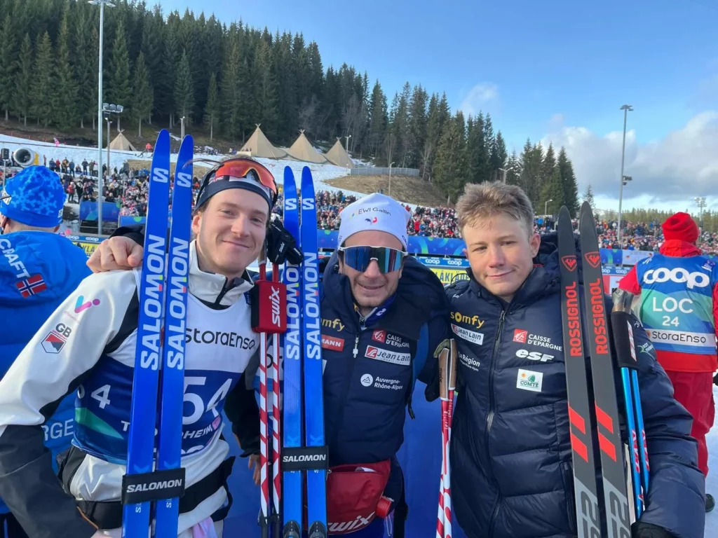 les fondeurs James Clugnet, Jules Lapierre et Victor Lovera posent avec leurs skis en compétition