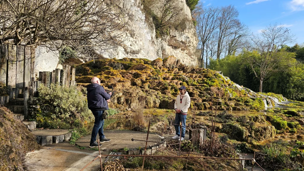 le comédien Loràant Deutsch en tournage devant les Fontaines Pétrifiantes en Isère