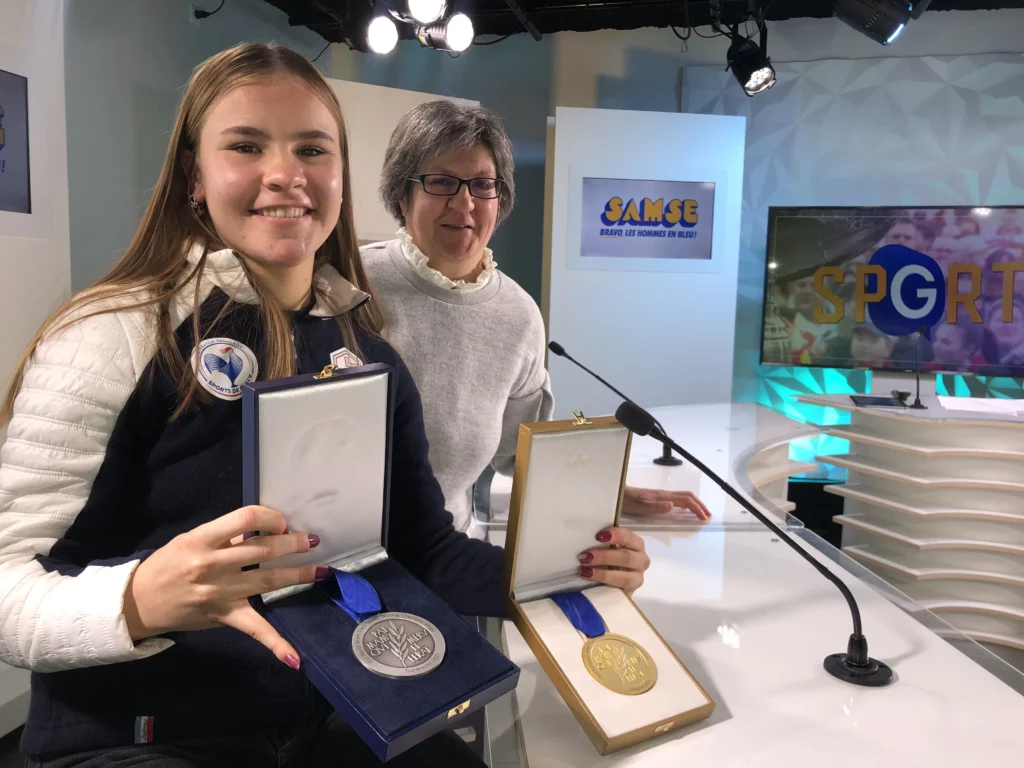La patineuse de short-track Aurélie Lévêque sur le plateau de Télégrenoble TG+ avec son entraîneur Muriel Audemard