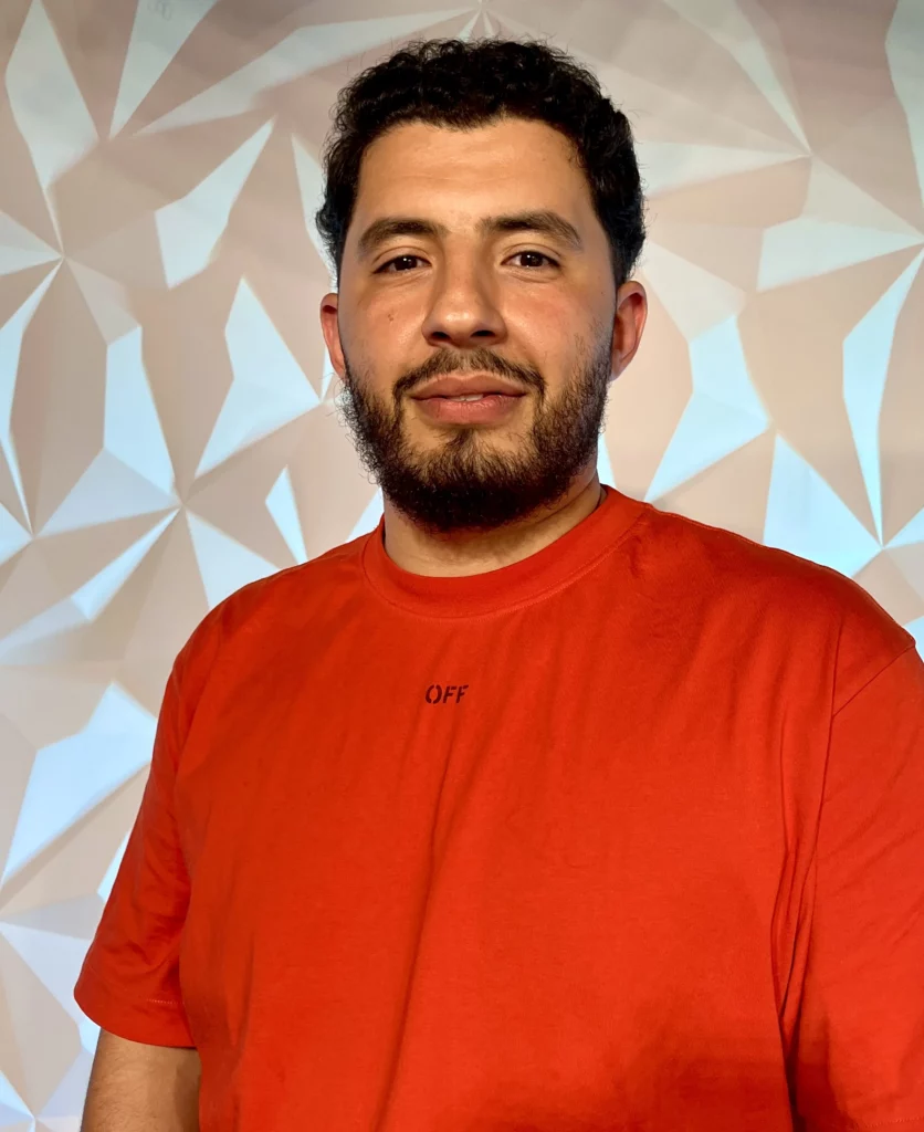 Le comédien Brahim Koutari, pose sur le plateau de Télégrenoble en mai 2025