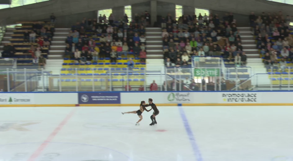 Guillaume Cizeron et Laurence Fournier-Beaudry sur la glace de Villard-de-Lans devant le visuel du Département de l'Isère