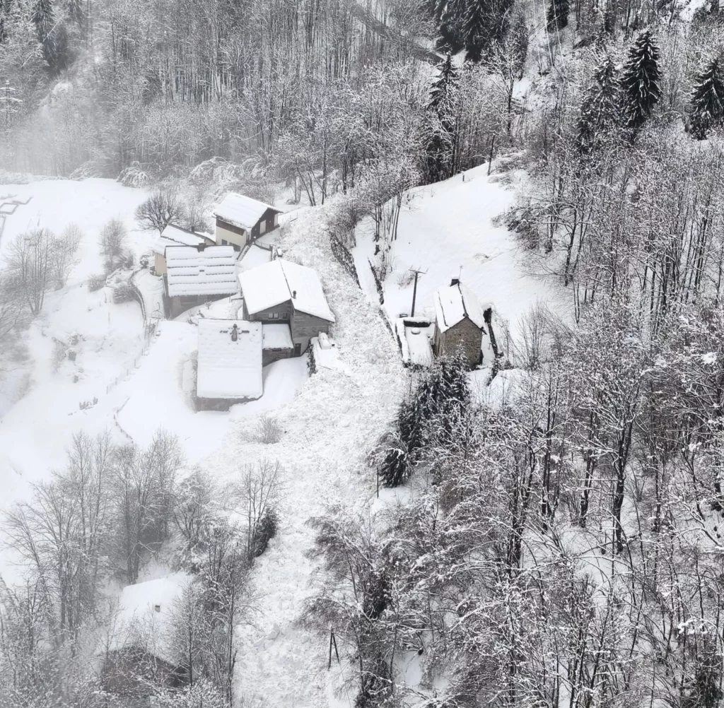 Le hameau du Rivier d'Allemond isolé en raison d'une avalanche