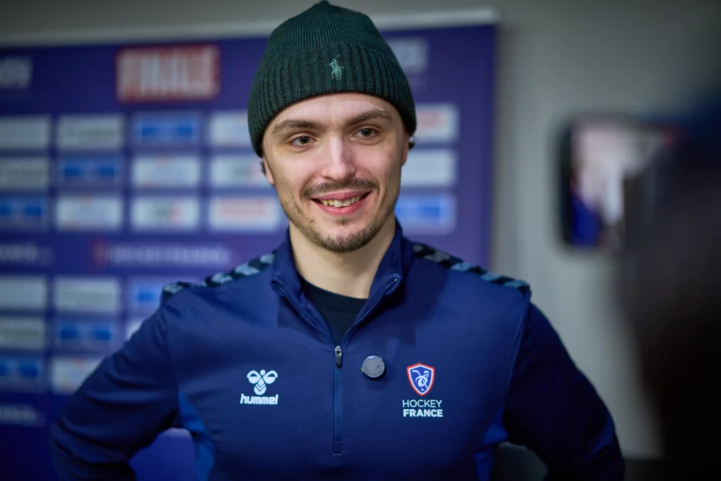 Le hockeyeur de l'équipe de France Dylan Fabre avec sa tenue de l'équipe de France, en interview