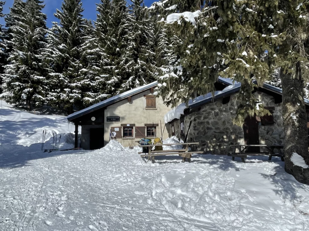 Refuge du Crêt du Poulet / Barioz