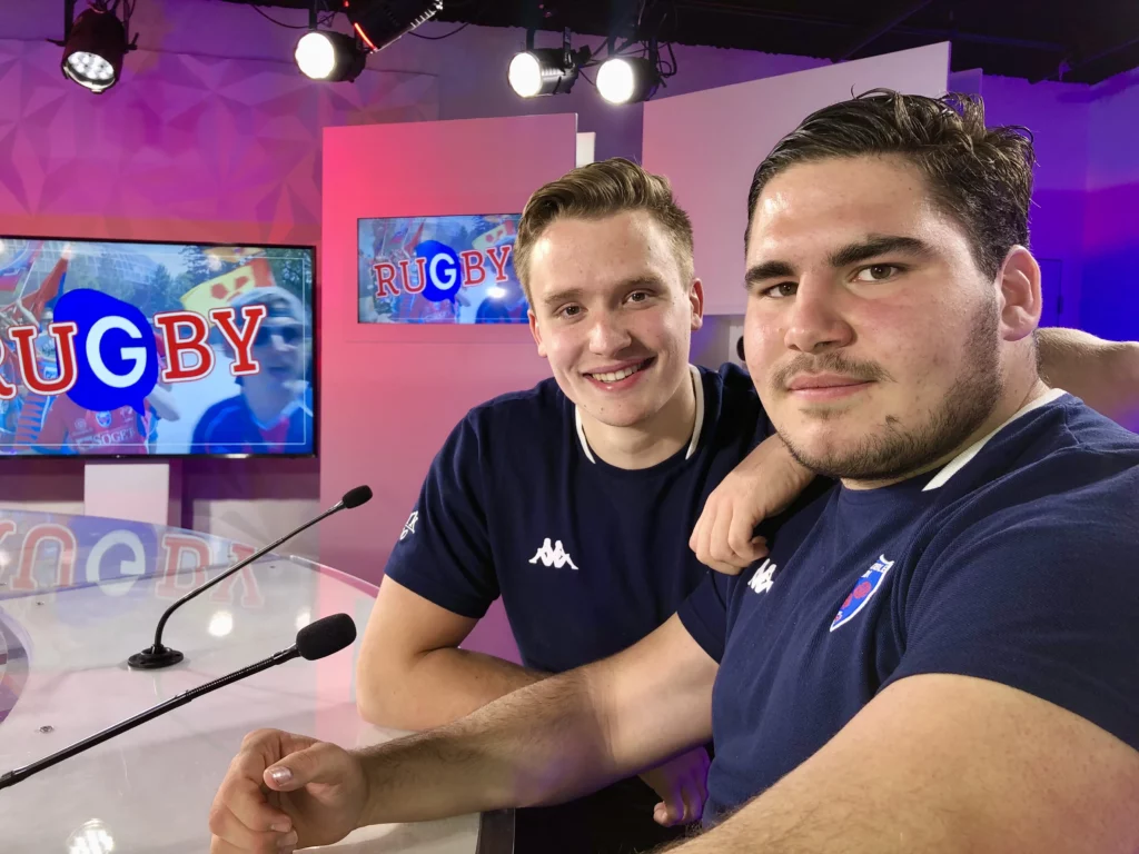 le rugbyman grenoblois Régis Montagne (à droite), sur le plateau de télégrenoble avec l'ailier Nathanaël Hulleu le 22 janvier 2020