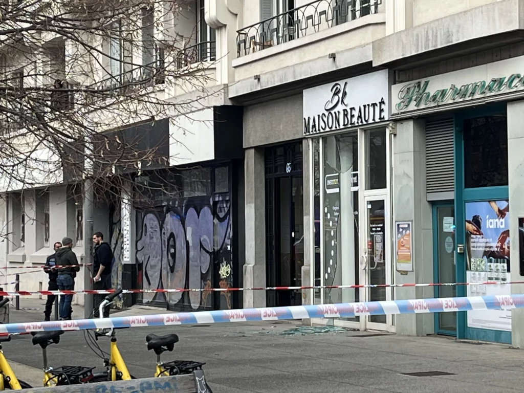 Policiers devant la vitrine brisée par une exposion place Gustave Rivet
