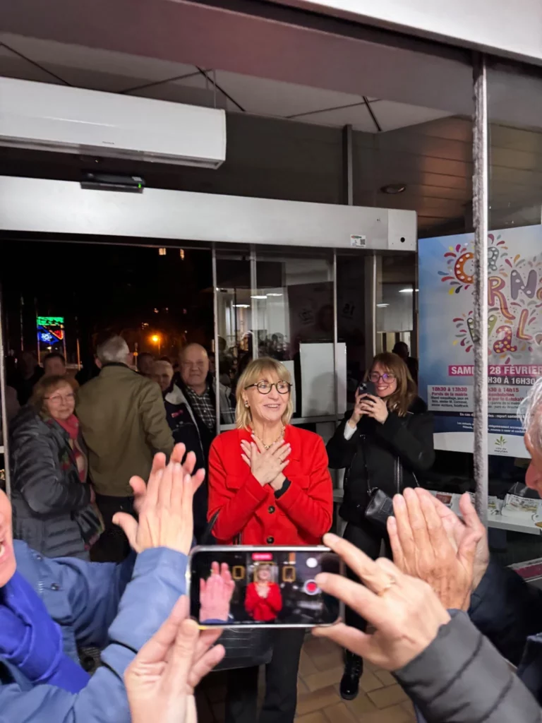la maire de Meylan Joëlle Hours applaudie devant la mairie le soir de son élection