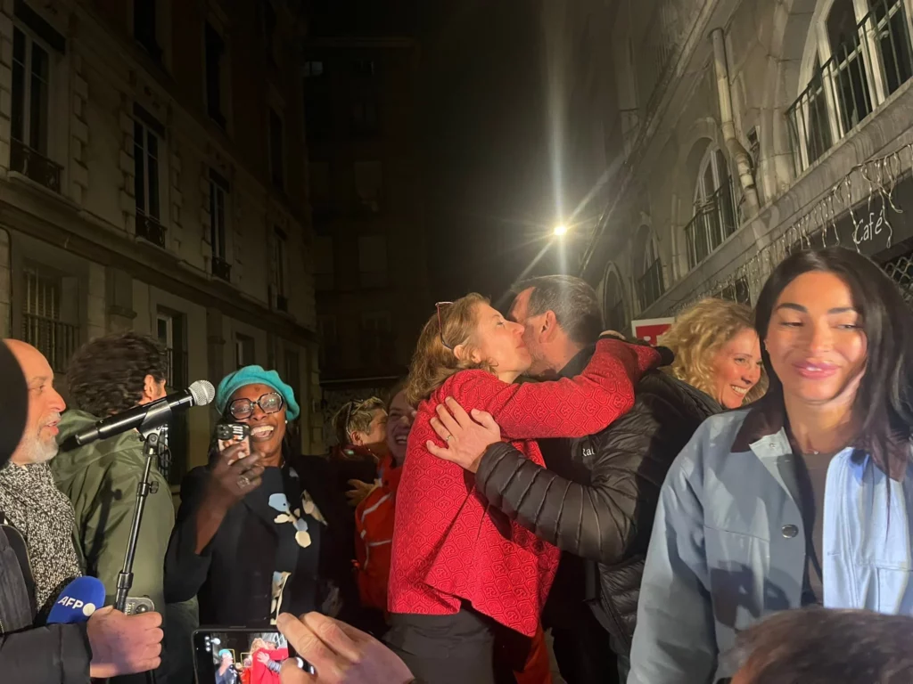 Laurence Ruffin fait la bise en apprenant son élection