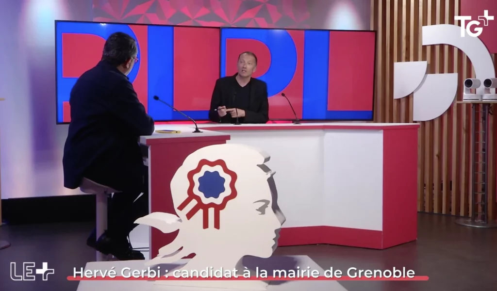Hervé Gerbi, candidat du centre à la mairie de Grenoble, sur le plateau de l'émission Le + de TG+ avec le journaliste Thibault Leduc