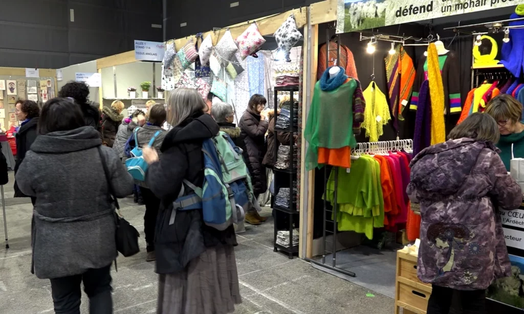 Des personnes passent devant un stand du salon Creativ des loisirs créatifs à Alpexpo