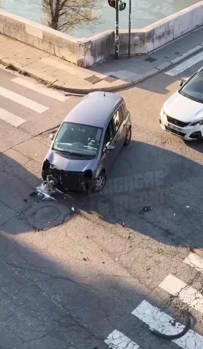 Une voiture accidentée sur les quais de l'Isère à grenoble