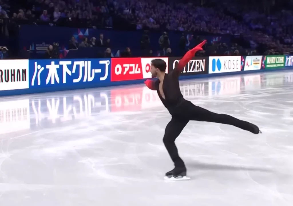Le patineur grenoblois Kevin Aymoz sur la glace des championnats du monde de patinage à Prague en mars 2026, après la réception d'un saut