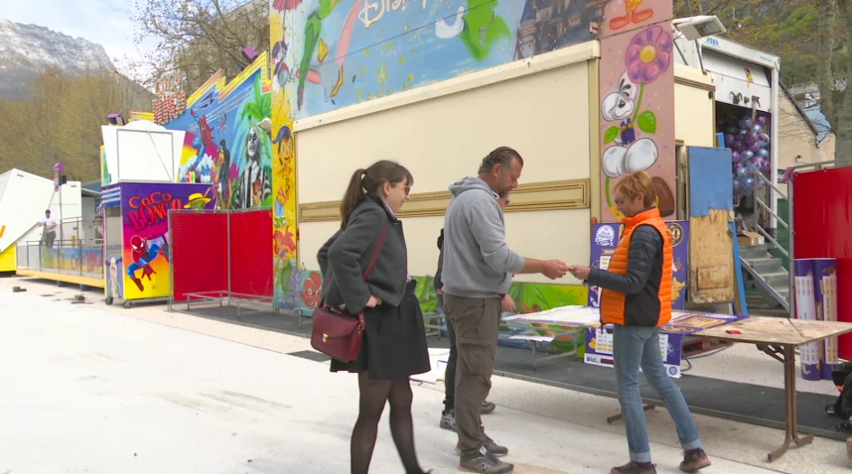 Margot Belair, élue à la Ville de Grenoble, MArie-Laure Manguelin, responsable de la foire des rameaux, échangent avec un forain