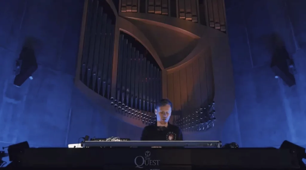concert tomorrowland église alpe huez / Joris Voorn