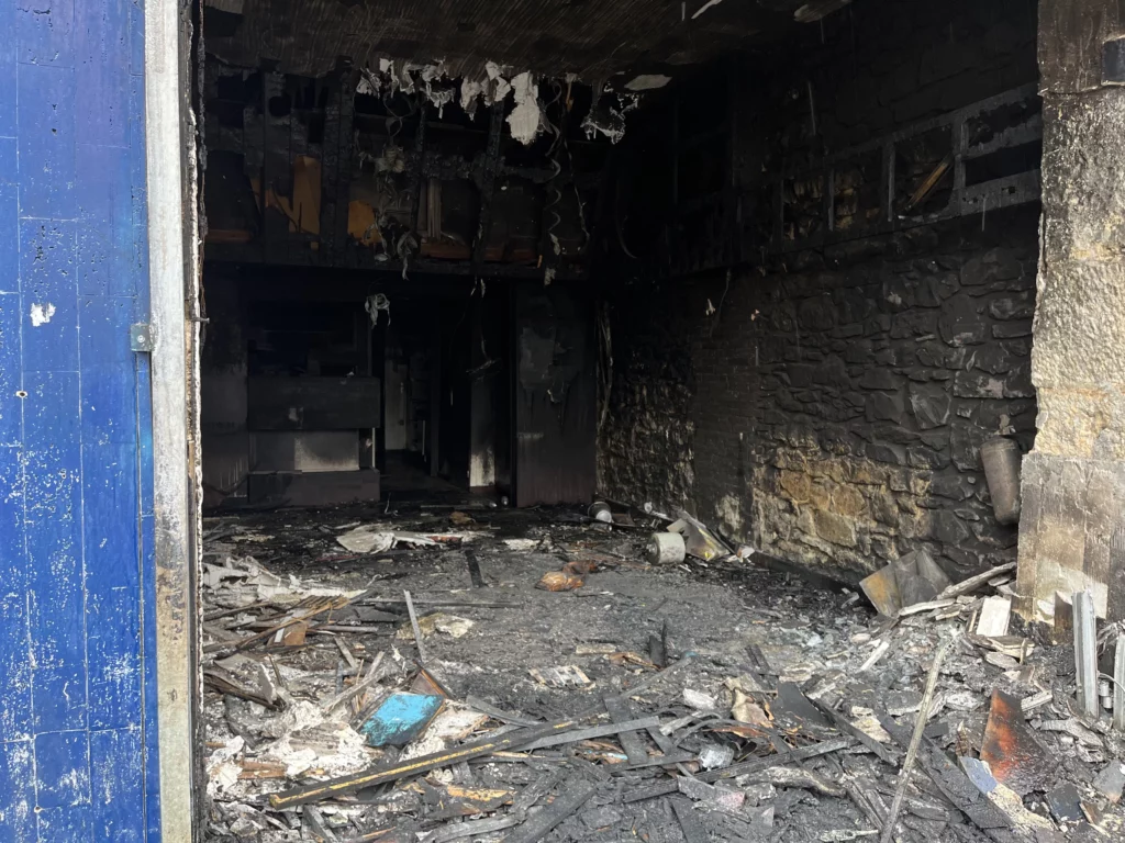 intérieur du restaurant incendié par une voiture bélier place saint-bruno à Grenoble